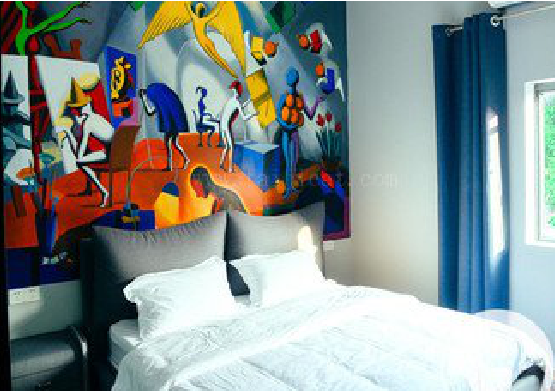 理塘对于酒店的墙体彩绘而言更注重哪些方面？